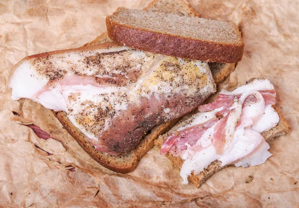 Ukrayna dili domuz yağı ile siyah ekmek