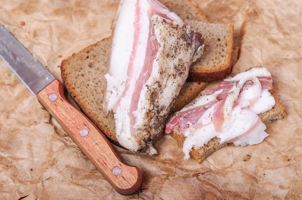 Ukrayna dili domuz yağı ile siyah ekmek