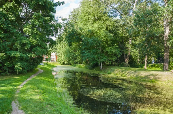 Canal de derivación en el Museo-propiedad Kuskovo en Moscú — Foto de Stock