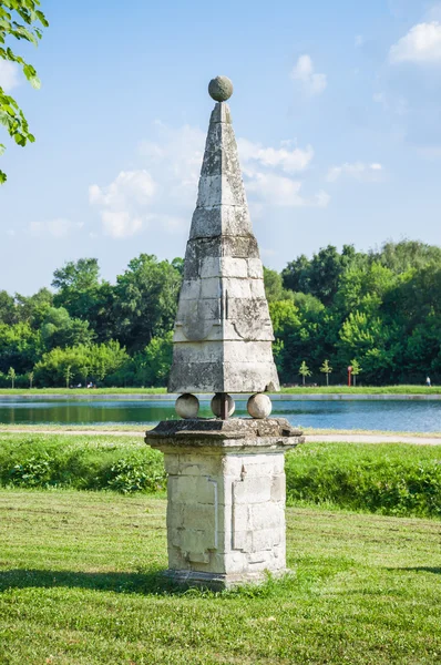 Old stone obelisk on the shore of a Large Palace pond in the Museum-estate Kuskovo — Stock Photo, Image