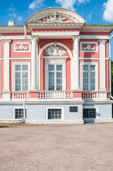 A fragment of the right side of the facade of the Palace in Kuskovo — Stock Photo, Image