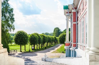 Kuskovo sarayda sundurma linden sokaktan görünümünü
