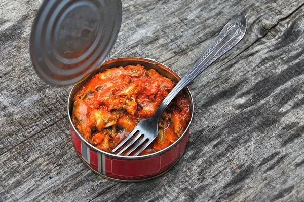 Domates soslu kızarmış hamsi ile açık kutular