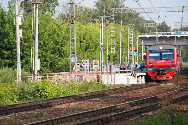 Osobní vlak Ed4m Dc-0456 železniční doprava v okolí Moskvy — Stock fotografie