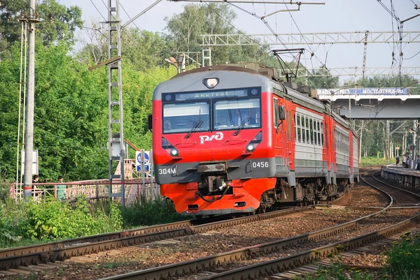 旅客列车在莫斯科近郊的 Ed4m 直流-0456年铁路运输 — 图库照片