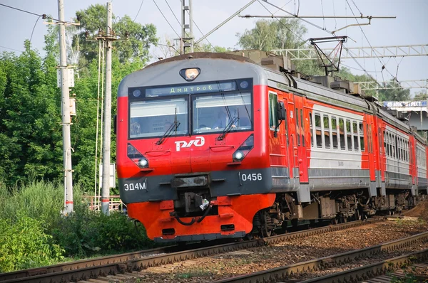 旅客列车在莫斯科近郊的 Ed4m 直流-0456年铁路运输 — 图库照片