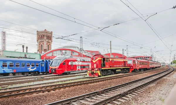 Depot jméno Iljič. Školit Es2-002 Stadler Kiss Rus (Aero) "Eurasia", vozy rychlodráhy "Rex" a posunovací dieselová lokomotiva s připojené k vlaku — Stock fotografie