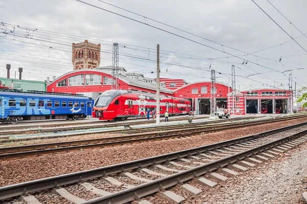 Dépôt d'un nom d'Ilyich. Train ES2-002 Stadler KISS RUS (AERO) "Eurasie" et wagons de train express "Rex " — Photo