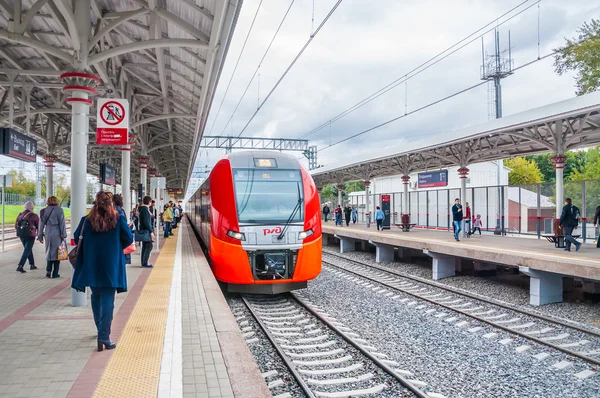 Den "Lastochka" tåg vid stationen "Vladykino Moscow centrala ring järnväg. — Stockfoto