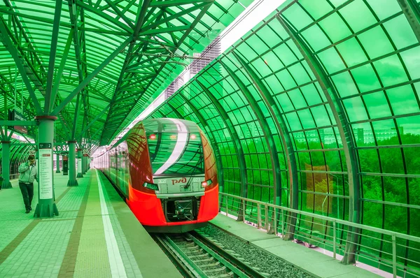 Der Zug "lastochka" auf der Station "delovoy tcentr" Moskauer Ringbahn — Stockfoto