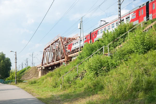 Vlak na železničním mostě Savelovsky směrem přes řeky Kljazmy ve městě Dolgoprudny — Stock fotografie