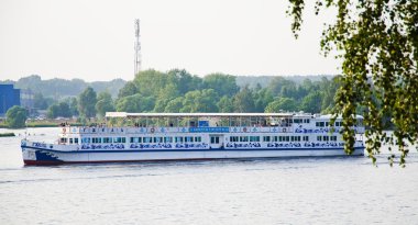 Yolcu zevk tekne Klyazma rezervuar Moskova banliyösünde üzerinde 