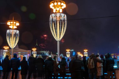 MOSCOW, RUSSIA - 1 Ocak 2020: VDNH 'de yılbaşı gecesi. Dünyanın en büyük buz pateni pistinde havai fişekler. Tatil etkinlikleri kutlamaları