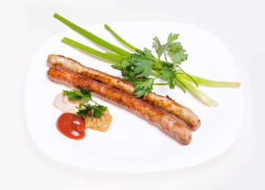 Fried Münih sosis sebze ve sos ile