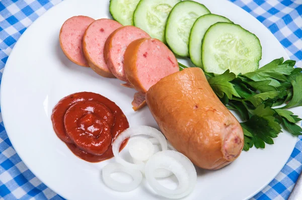 Vařená klobása a nakrájenou zeleninu na talíř — Stock fotografie