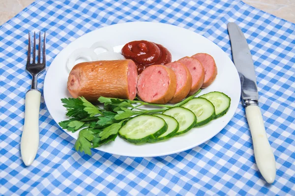 Vařená klobása a nakrájenou zeleninu na talíř — Stock fotografie