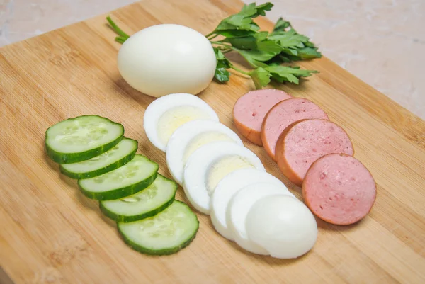 Яйцо, колбаса и огурец — стоковое фото