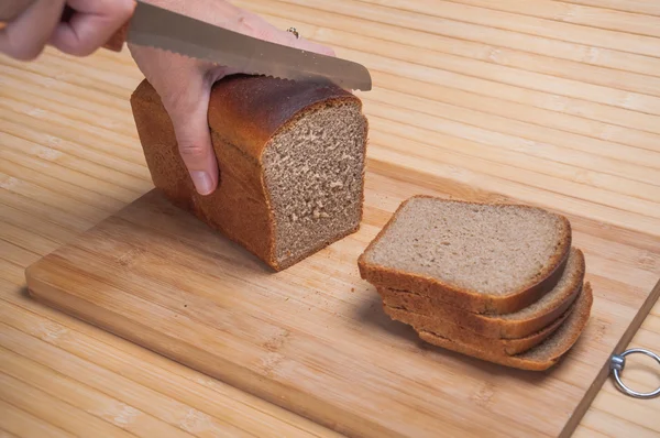 Skära bröd — Stockfoto