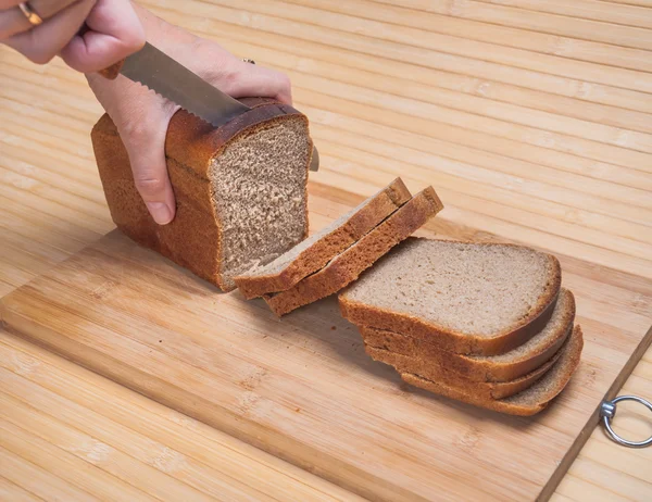 Cięcie brązowy chleb — Zdjęcie stockowe