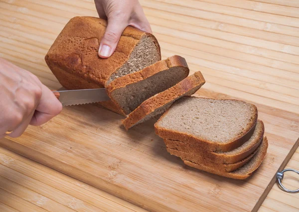 Cięcie brązowy chleb — Zdjęcie stockowe