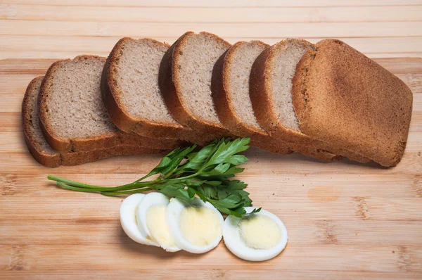 Tmavý chléb a vejce — Stock fotografie