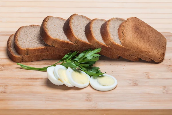 Tmavý chléb a vejce — Stock fotografie