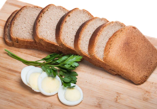 Mörkt bröd och ägg — Stockfoto