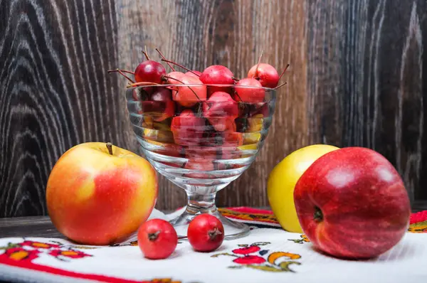 Pequeñas manzanas del Paraíso y las manzanas grandes habituales — Foto de Stock