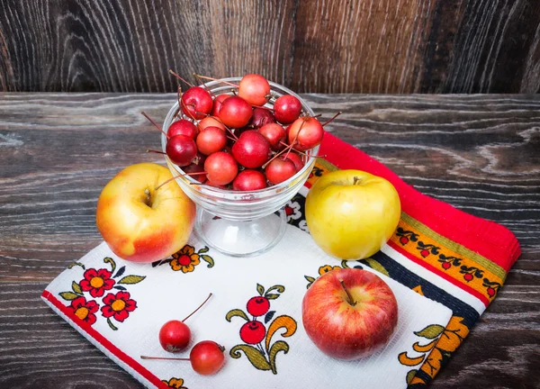 Little Paradise apples and the usual large apples — Stock Photo, Image