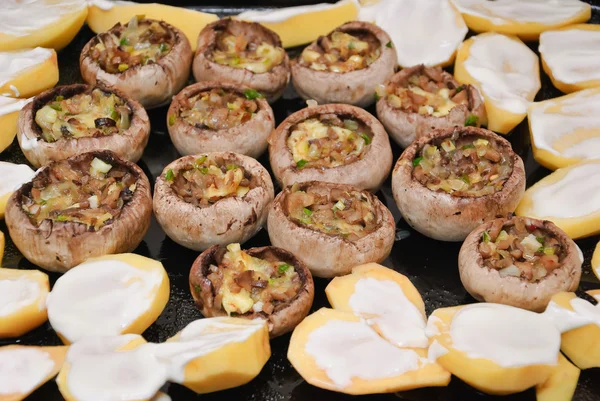 Gevulde champignons met aardappelen — Stockfoto