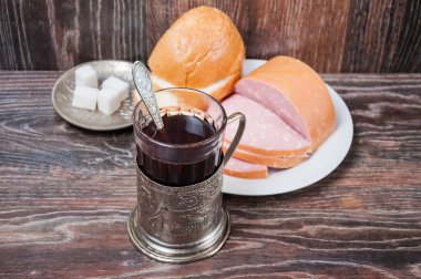 Çay, sosis ve ekmek haşlanmış
