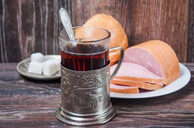 Çay, sosis ve ekmek haşlanmış