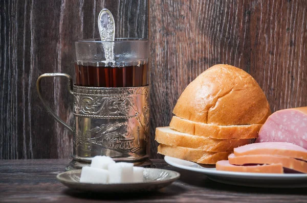 Chá, salsicha cozida e pão — Fotografia de Stock