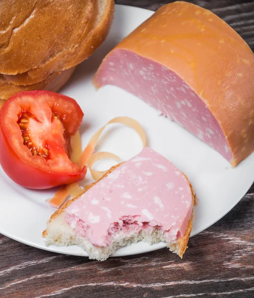 Salsicha cozida, pão e tomate — Fotografia de Stock