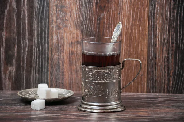 antika cam cam tutucu ile çay