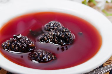 Çam kozalakları jam