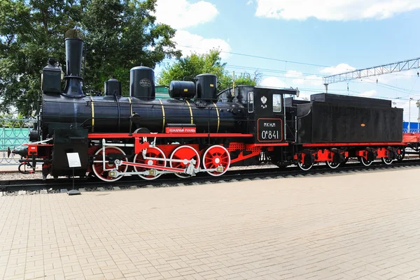 Damplokomotivet Ov-841 "Sau" med øm og vogn – stockfoto