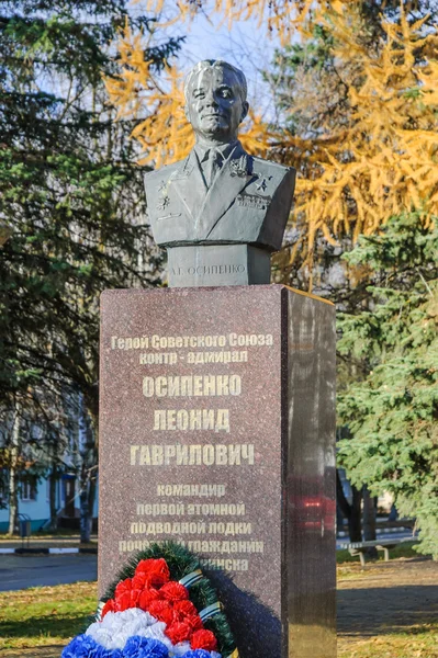 Busto do almirante traseiro Leonid Gavrilovich Osipenko em Obninsk — Fotografia de Stock