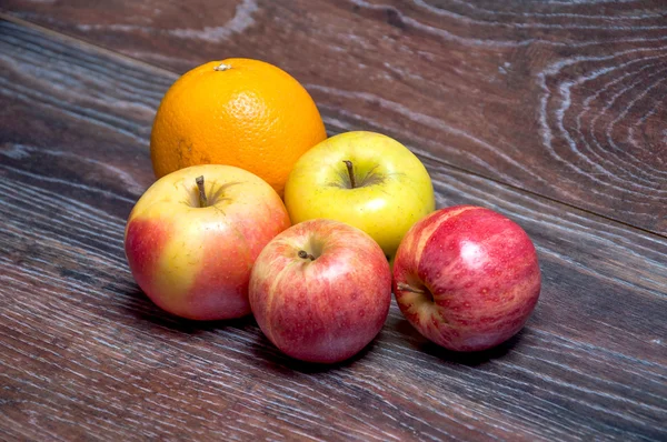 Apples and oranges on the table — Stock Photo, Image