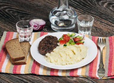 Kızarmış tavuk, patates püresi ve taze sebze salatası 