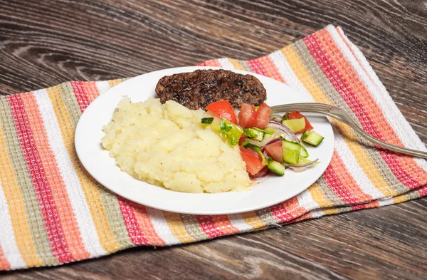 Pui prăjit, piure de cartofi și salată de legume proaspete — Fotografie, imagine de stoc
