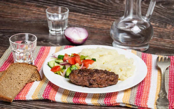 Fried chicken, mashed potatoes and fresh vegetable salad — Stock Photo, Image