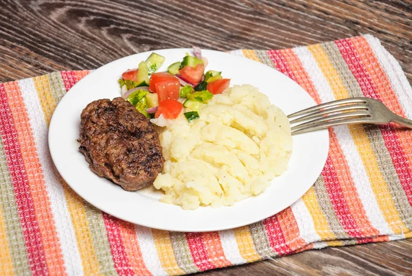 Fried chicken, mashed potatoes and fresh vegetable salad — Stock Photo, Image