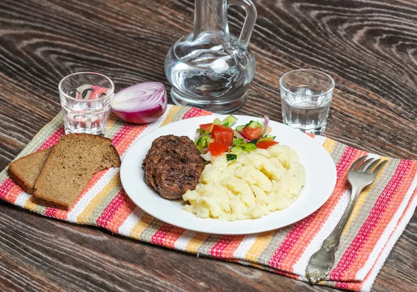 Smažené kuře, bramborová kaše a zeleninový salát — Stock fotografie