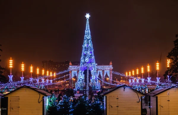 Fair and the Christmas tree at VDNKH on new year's night. — Stock Photo, Image