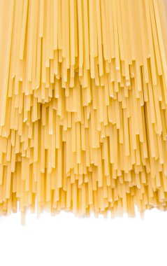Beyaz bir arka plan üzerinde uzun spagetti