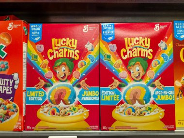 Kanada, 20 Eylül 2025: Gökkuşağı şekerli Lucky Charms maskotu sınırlı sayıda üretilen mısır gevreği kutuları