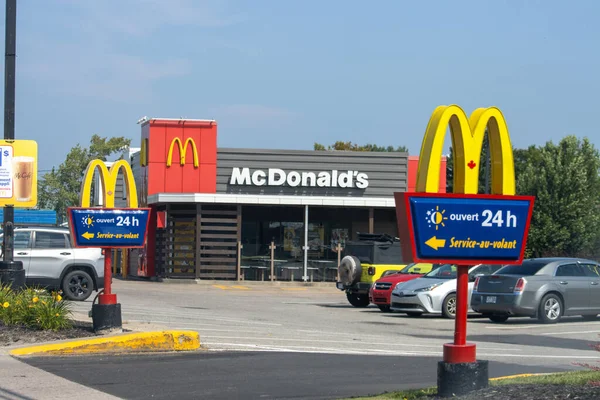 Kanada, 09 Ağustos 2025: McDonalds yaz günü Kanada 'da otopark tabelasından geçiyor