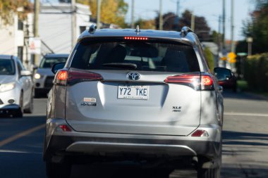 Kanada, 11 Ekim 2025: Gümüş Toyota RAV 4 XLE işlek bir banliyö yolunda sürüyor