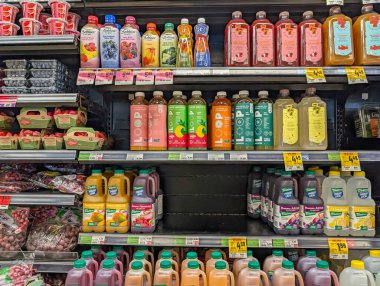 Kanada, 11 Ekim 2025: Renkli meyve suları, taze böğürtlen, süpermarket rafı, sağlıklı içecek seçimi